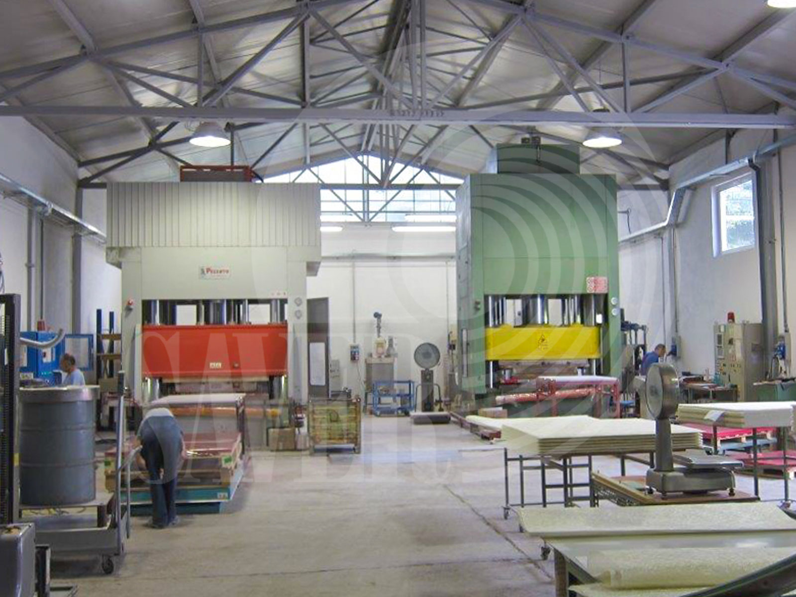 Листовые ламинаты, изготовленные на основе стекломата и полиэфирной смолы