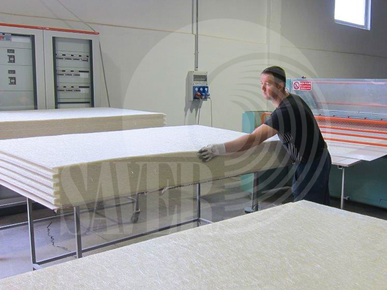 Листовые ламинаты, изготовленные на основе стекломата и полиэфирной смолы